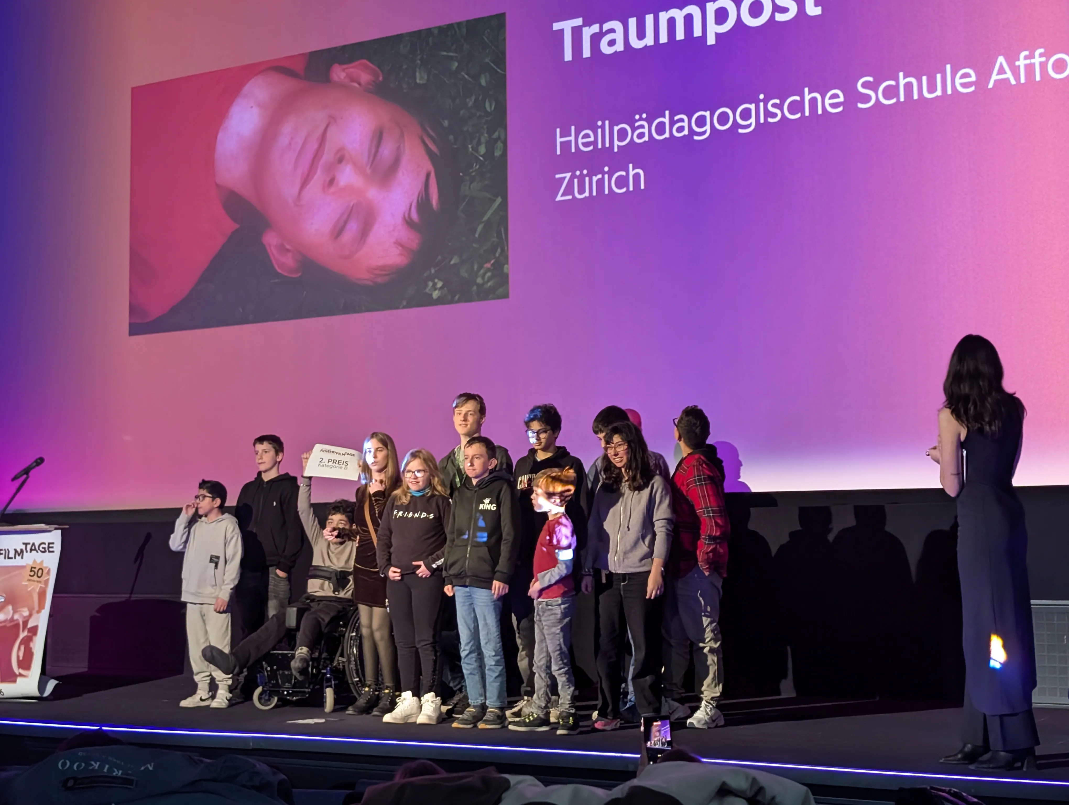 Jugendliche nehmen ihre Auszeichnung an einem Filmfestival entgegen